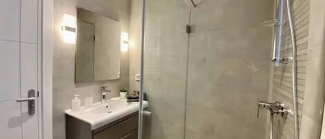 Deluxe Apartment, City View | Bathroom | Shower, free toiletries, hair dryer, towels