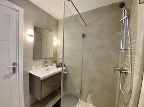 Appartement Deluxe, vue ville | Salle de bain | Douche, articles de toilette gratuits, sĂšche-cheveux