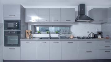 Refrigerador, microondas, horno, placa de cocina
