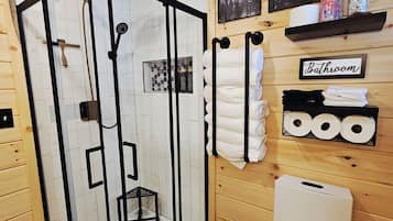 Douche, sèche-cheveux, serviettes fournies, savon