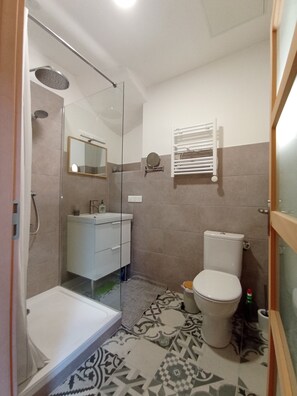 Doccia, asciugacapelli, bidet, asciugamani