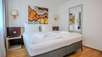 Doppelzimmer, Stadtblick | Zimmersafe, schallisolierte Zimmer, kostenloses WLAN