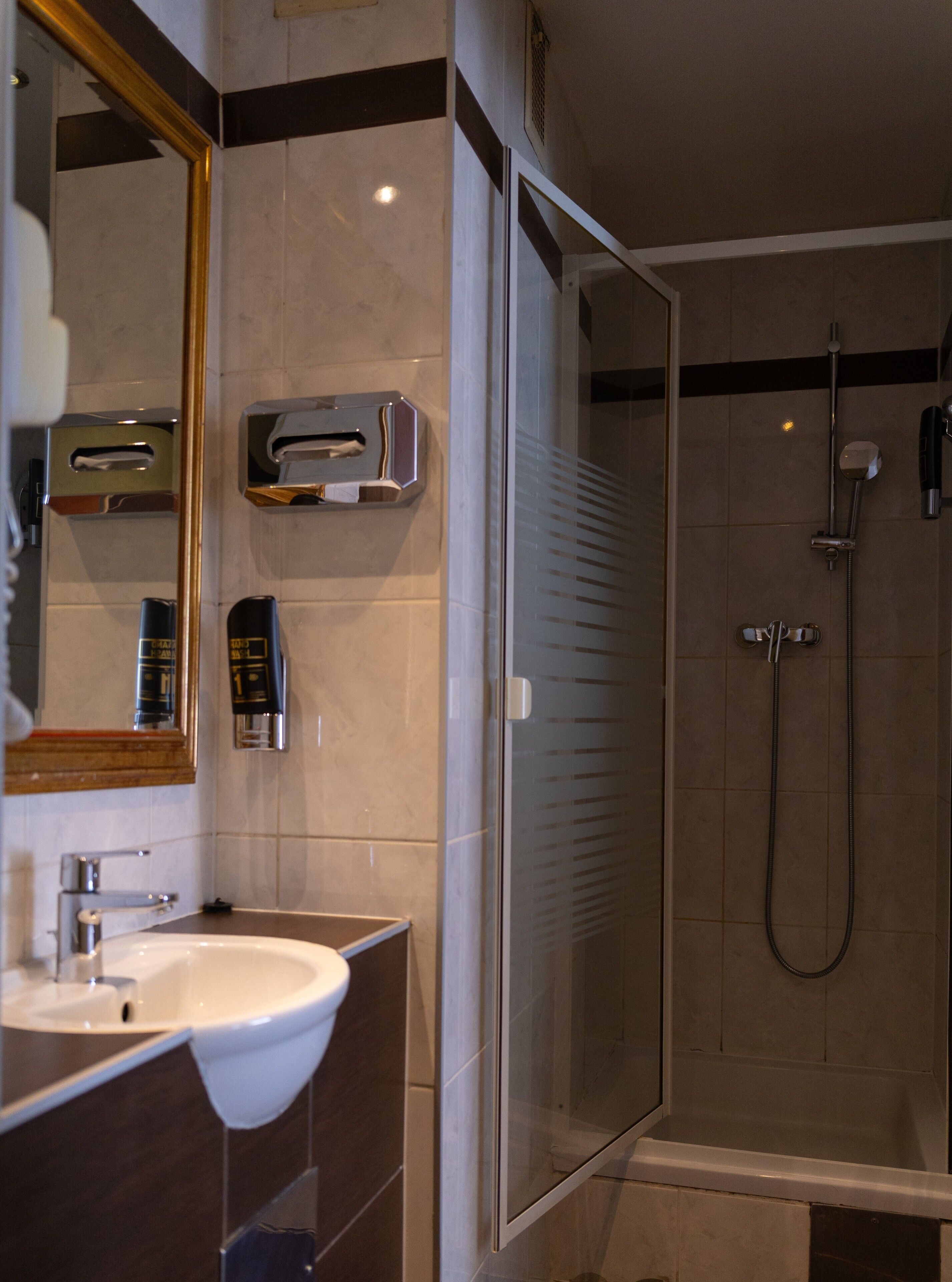 Chambre Familiale, vue cour intérieure | Salle de bain