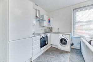 Fridge, microwave, electric kettle, toaster - Fairhaven View by Guestz (Lytham-St-Annes)