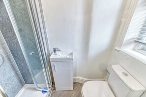 Shower, towels, toilet paper - Fairhaven View by Guestz (Lytham-St-Annes)