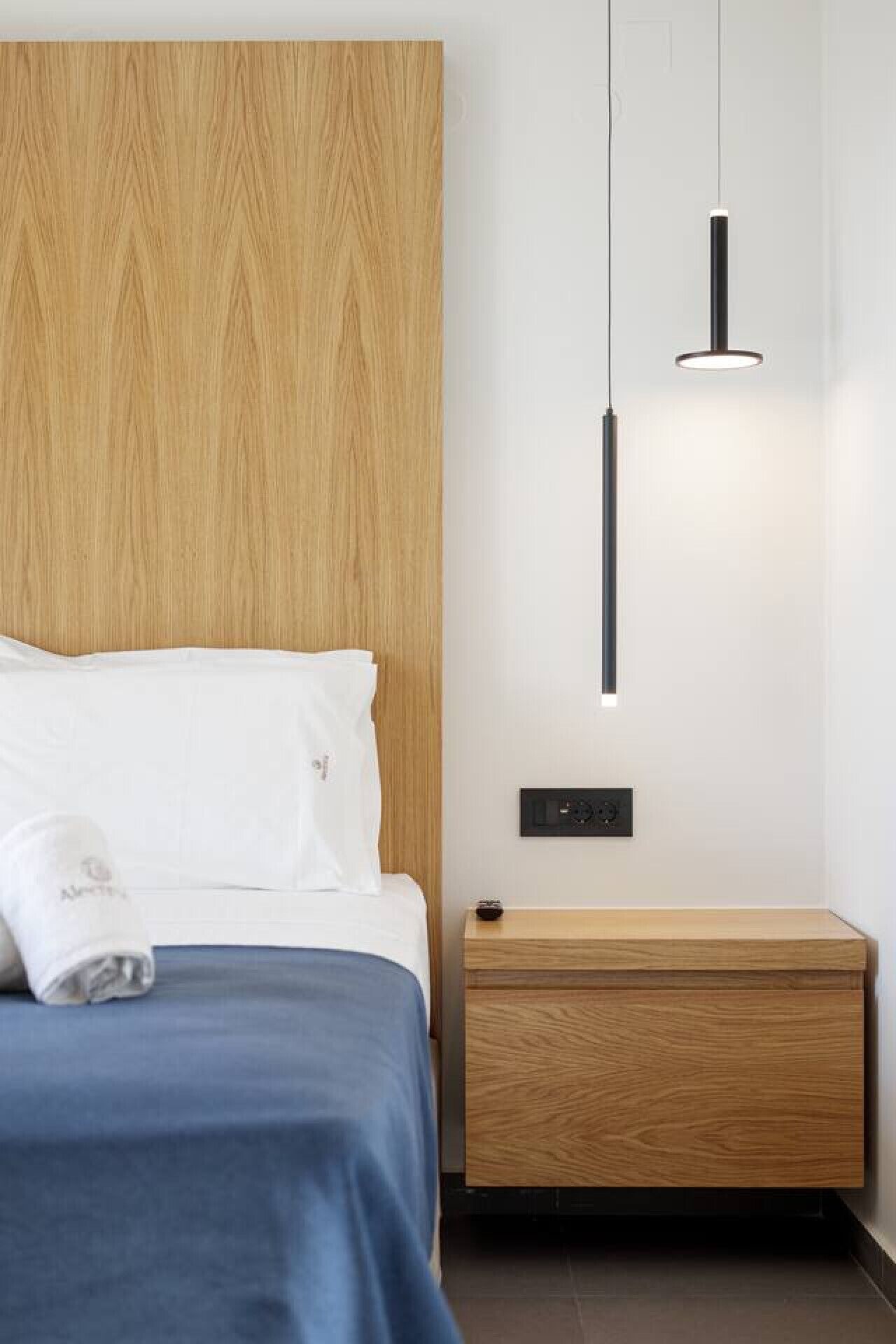 Desk, iron/ironing board, WiFi, bed sheets