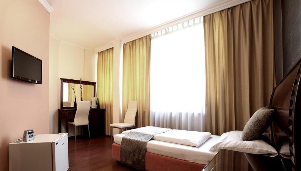 Chambre Familiale, vue cour intérieure | Coffres-forts dans les chambres, chambres insonorisées, Wi-Fi gratuit
