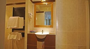 Chambre Familiale, vue cour intérieure | Salle de bain