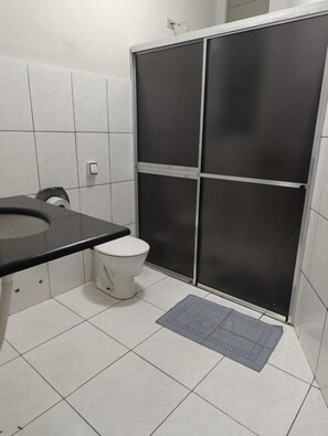 Gratis toiletartikelen, een haardroger, handdoeken, zeep