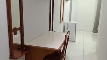 Habitació triple Comfort, vistes a la ciutat | Servei de restauració