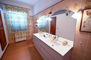 Douche, sèche-cheveux, bidet, serviettes fournies