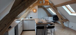 Fridge, microwave, stovetop, dishwasher