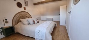 Bureau, lit parapluie, Wi-Fi gratuit, draps fournis