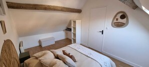 Bureau, lit parapluie, Wi-Fi gratuit, draps fournis