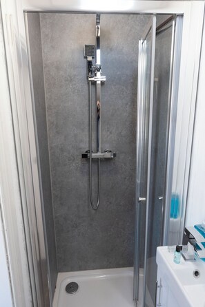 Shower, towels, toilet paper - Fairhaven View by Guestz (Lytham-St-Annes)