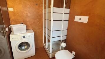 Douche, sĂšche-cheveux, bidet, serviettes fournies
