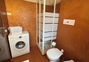 Shower, hair dryer, bidet, towels