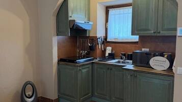 Frigorifero, microonde, forno, piano cottura