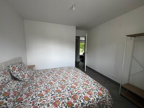 Bügeleisen/Bügelbrett, Internetzugang, Bettwäsche