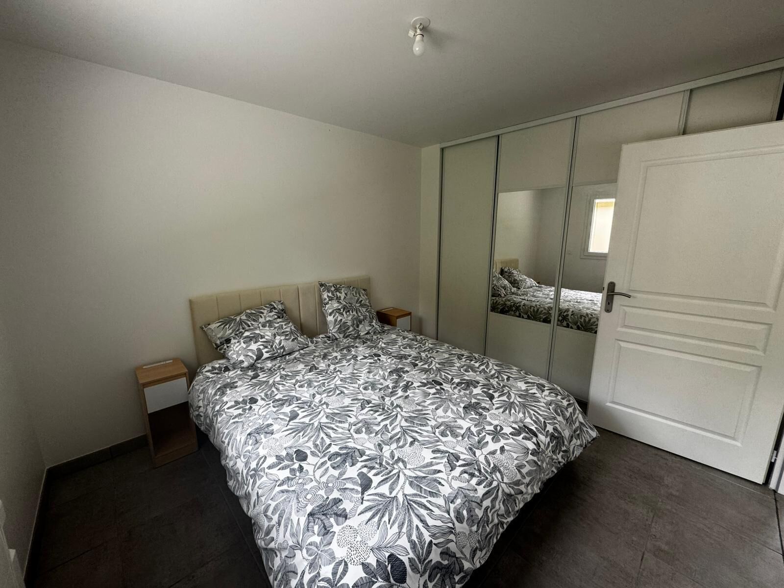 Iron/ironing board, Internet, bed sheets