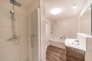 Douche, sèche-cheveux, serviettes fournies