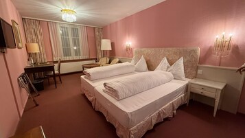 Quarto casal superior | Quartos à prova de som, Wi-Fi de cortesia