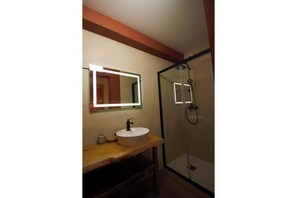 Douche, sèche-cheveux, serviettes fournies, savon