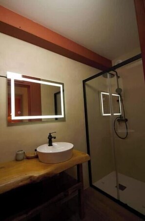 Shower, hair dryer, towels, soap - Vrbo Property (Lacanau)