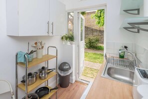 Fridge, microwave, oven, stovetop - Bright Studio w Sun Trap Garden Wandsworth SW18 (Greater London)