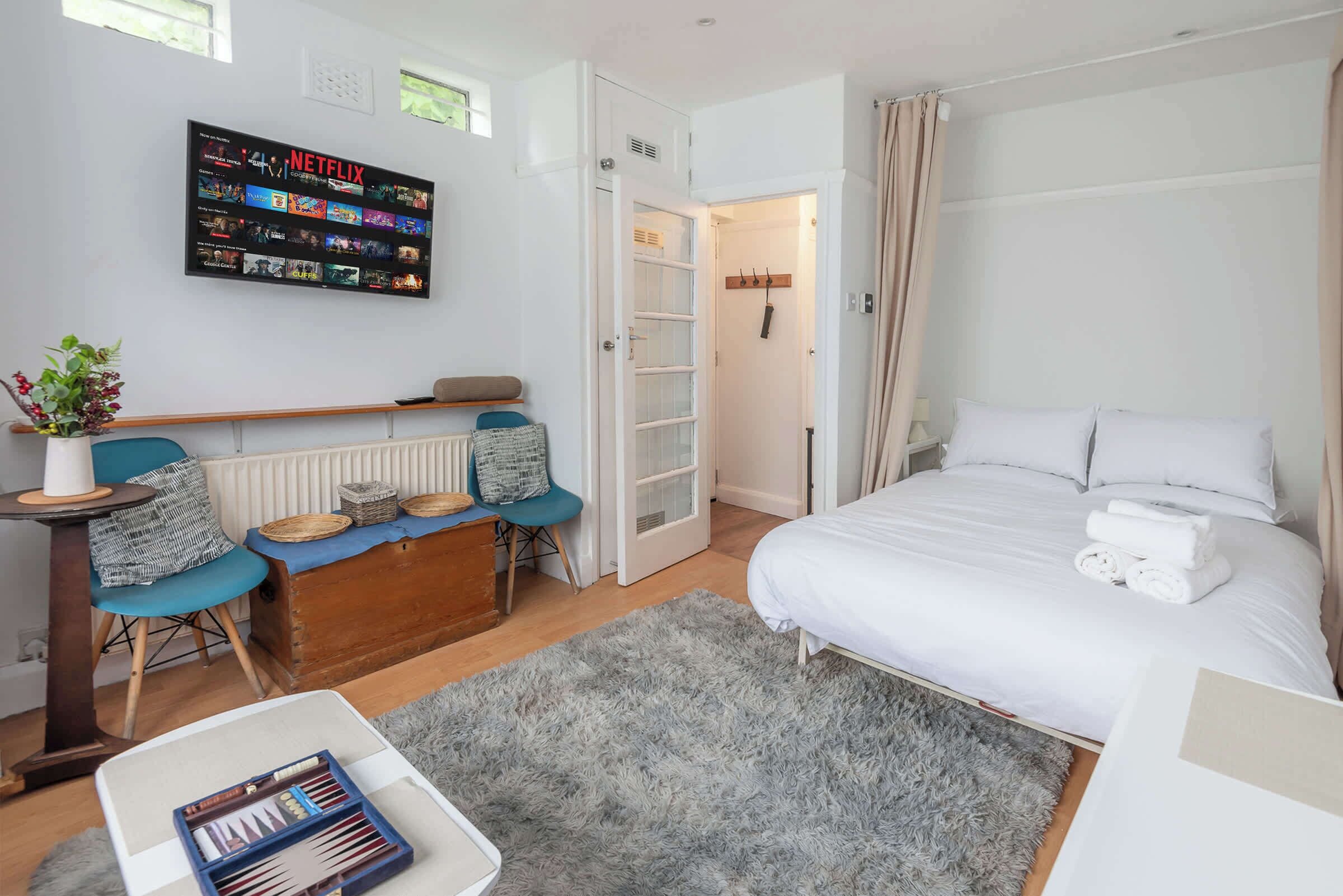 Iron/ironing board, internet, bed sheets