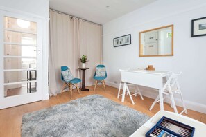 Interior - Bright Studio w Sun Trap Garden Wandsworth SW18 (Greater London)