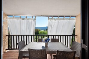 Outdoor dining - Holiday Home 'Orizzonte Infinito' with Sea View, Wi-Fi and Air Conditioning (Cannigione)