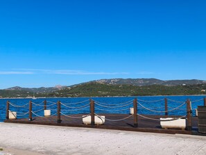A wooden pier with rope barriers, a clear blue sky, and a mountainous backdrop. - Holiday Home 'Orizzonte Infinito' with Sea View, Wi-Fi and Air Conditioning (Cannigione)