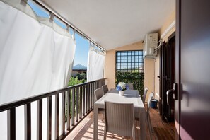 Outdoor dining - Holiday Home 'Orizzonte Infinito' with Sea View, Wi-Fi and Air Conditioning (Cannigione)