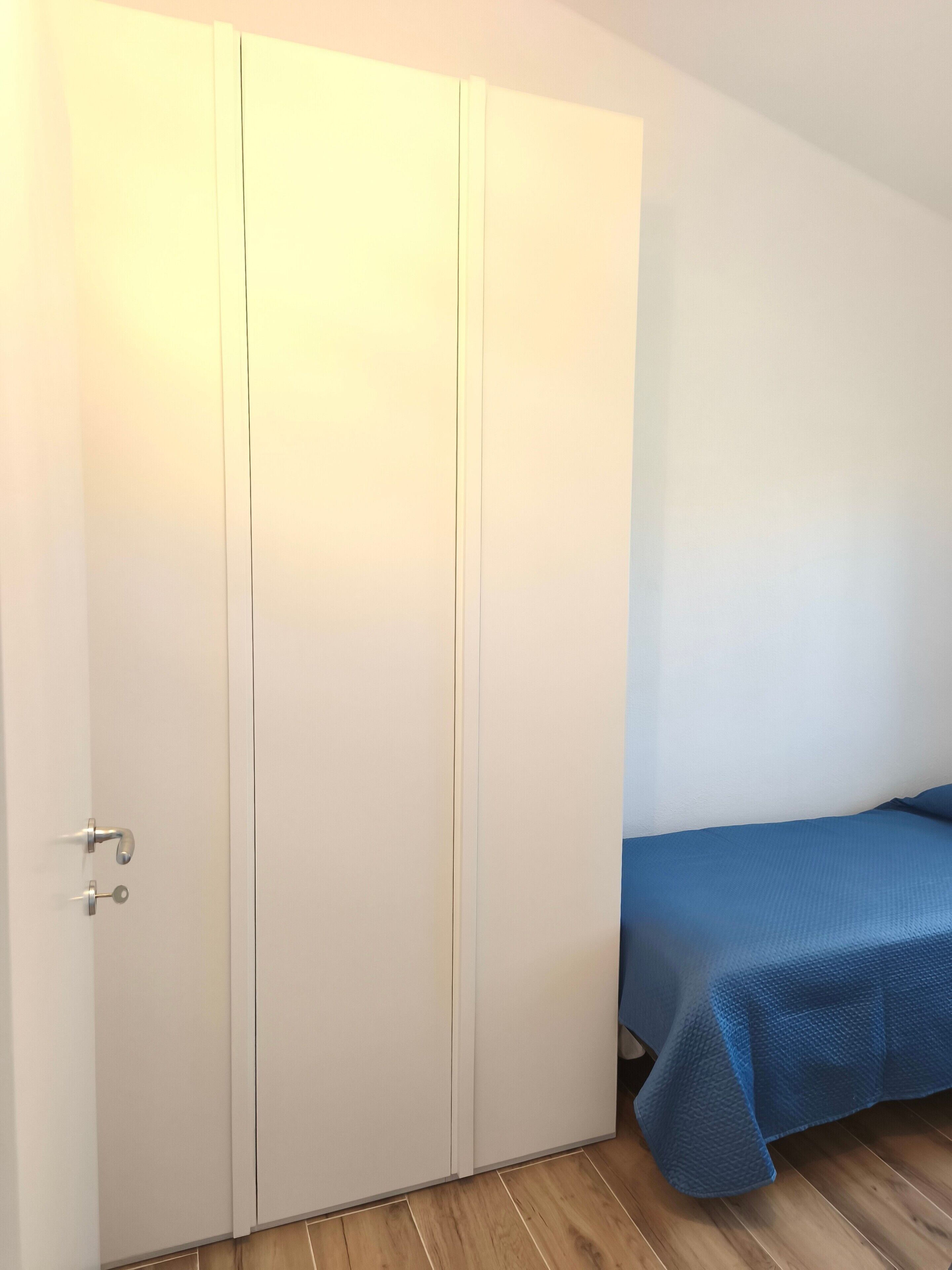 Een strijkplank/strijkijzer, wifi, beddengoed