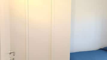 Een strijkplank/strijkijzer, wifi, beddengoed