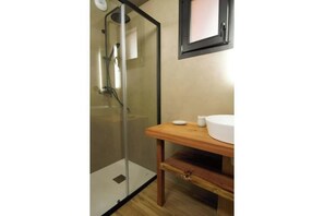 Douche, sèche-cheveux, serviettes fournies, savon