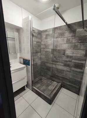 Douche, serviettes fournies, papier toilette