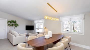 Appartement (4 Bedrooms) | Woonruimte | Een 55-inch smart-tv met satellietzenders