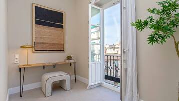 Leilighet (1 Bedroom) | Oppholdsrom | En 55-tommers smart-TV med Parabol-TV