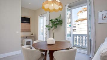 Leilighet (1 Bedroom) | Oppholdsområde | En 55-tommers smart-TV med Parabol-TV