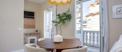 LĂ€genhet (1 Bedroom) | Vardagsrum | 55-tums smart-tv med satellitkanaler