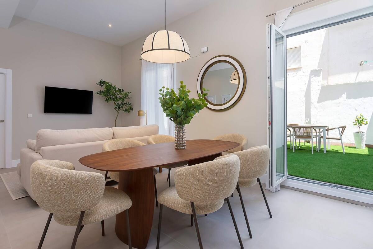 Apartamento (3 Bedrooms) | Zona de estar | Smart TV de 55 pulgadas con canales por satélite