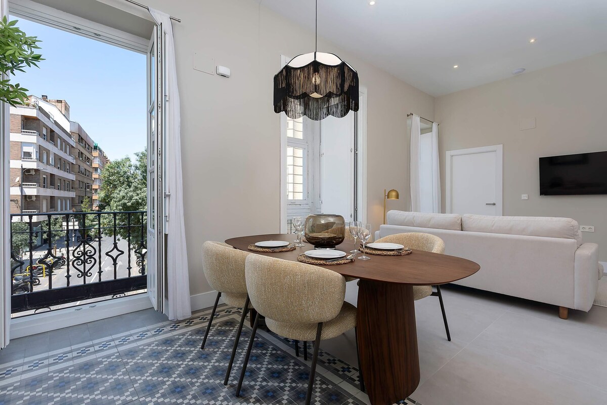 Apartamento (2 Bedrooms) | Zona de estar | Smart TV de 55 pulgadas con canales por satélite