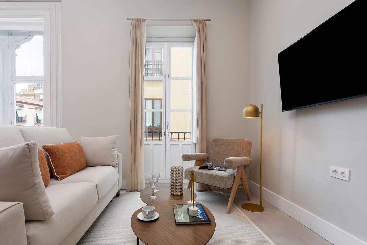 Apartamento (1 Bedroom) | Zona de estar | Smart TV de 55 pulgadas con canales por satélite