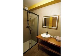 Shower, hair dryer, towels, soap - Vrbo Property (Lacanau)