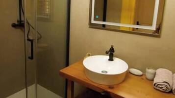 Douche, sĂšche-cheveux, serviettes fournies, savon