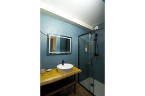 Douche, sèche-cheveux, serviettes fournies, savon