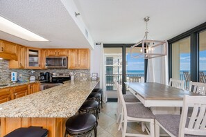 Kondominium, 3 kamar tidur | Tempat makan