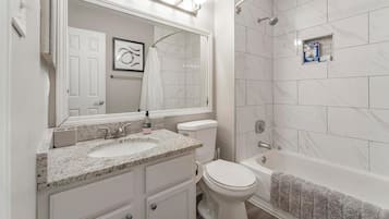 Apartment (2 Bedrooms) | Bathroom | Free toiletries, hair dryer, towels, soap